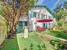 Maison familiale 7 pièces, 2 appartements et local professionnel – À 10 minutes à pied de l’océan SAINT JEAN DE LUZ (64)