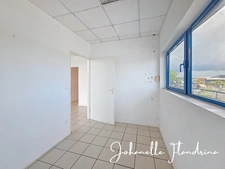 Local à louer, 1er étage avec ascenseur, 82 m², Immeuble Omale, Colin Petit-Bourg