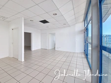 Local à louer, 1er étage avec ascenseur, 82 m², Immeuble Omale, Colin Petit-Bourg