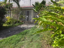 Propriété rare avec maison + 3 logements indépendants – 1850 m² constructible – Basse-Terre centre