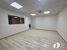 Bureau/local - plateau de 133 m² avec 4 espaces – Idéalement situé à Jarry