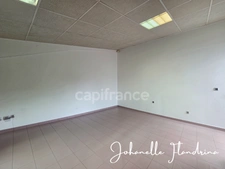 Jarry – Local professionnel sur 2 niveaux avec showroom/stockage et bureau - rue de l'industrie