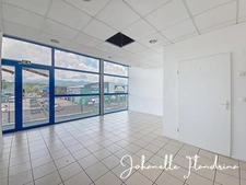 Local à louer, 1er étage avec ascenseur, 82 m², Immeuble Omale, Colin Petit-Bourg