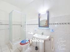 Propriété rare avec maison + 3 logements indépendants – 1850 m² constructible – Basse-Terre centre