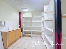 Local à louer, RDC, 69 m² avec vitrine, Galeries de Houelbourg, Jarry - Baie-Mahault