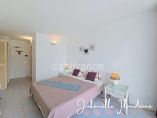 Saint-François - Studio avec terrasse à rénover, à deux pas de la Marina