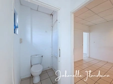 Local à louer, 1er étage avec ascenseur, 82 m², Immeuble Omale, Colin Petit-Bourg