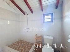 Local professionnel de 151 m² / usage mixte – 5 pièces + mezzanine de 51 m² – CAPESTERRE-BELLE-EAU (971)