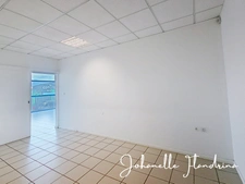 Local à louer, 1er étage avec ascenseur, 82 m², Immeuble Omale, Colin Petit-Bourg