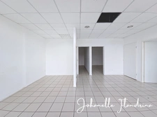 Local à louer, 1er étage avec ascenseur, 82 m², Immeuble Omale, Colin Petit-Bourg