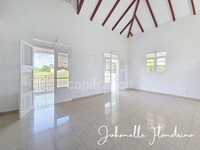Maison avec vue dégagée, 3 chambres + mezzanine, possibilité de bas de villa - 3 000 m² de terrain
