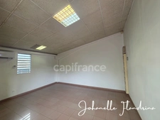 Jarry – Local professionnel sur 2 niveaux avec showroom/stockage et bureau - rue de l'industrie