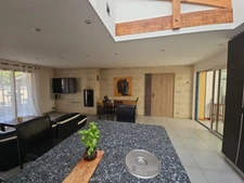 Villa de 193m² avec maison, studio et appartement, piscine, jardin