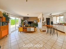 Très agréable maison 6 pièces, jardin, piscine, double garage