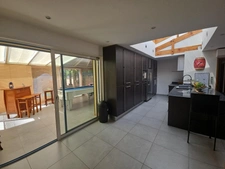 Villa de 193m² avec maison, studio et appartement, piscine, jardin