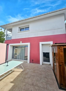 Bassens – Une très jolie maison familiale dans un état impeccable avec jardin, garage,  spa et sauna.