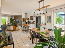 Très agréable maison 6 pièces, jardin, piscine, double garage