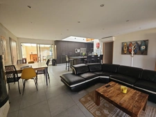 Villa de 193m² avec maison, studio et appartement, piscine, jardin