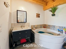 A Cézac, jolie maison en pierre rénovée, terrain de 447m², piscine