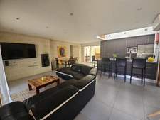 Villa de 193m² avec maison, studio et appartement, piscine, jardin