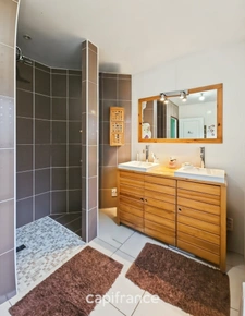 Maison de plain pied de 141m², 4 chambres, bureau, jardin, double garage, terrain de 1440m²