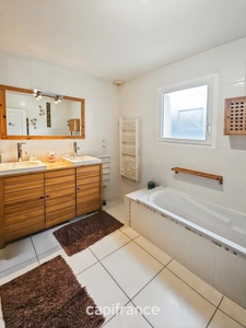 Maison de plain pied de 141m², 4 chambres, bureau, jardin, double garage, terrain de 1440m²