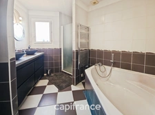 Très agréable maison 6 pièces, jardin, piscine, double garage