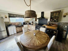 CAGNES SUR MER (06), Villa de caractère avec vue mer, piscine et jardin méditerranéen, quartier résidentiel calme