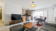 Ajaccio bel appartement T3 avec terrasse au sein d'une résidence récente, proche commerces et bus