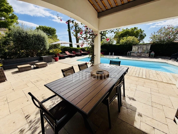 CAGNES SUR MER (06), Villa de caractère avec vue mer, piscine et jardin méditerranéen, quartier résidentiel calme