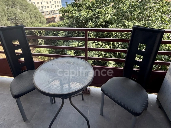  AJACCIO (20), appartement T4, proche centre ville, au sein d'une résidence avec parking, vue dégagée, cave...