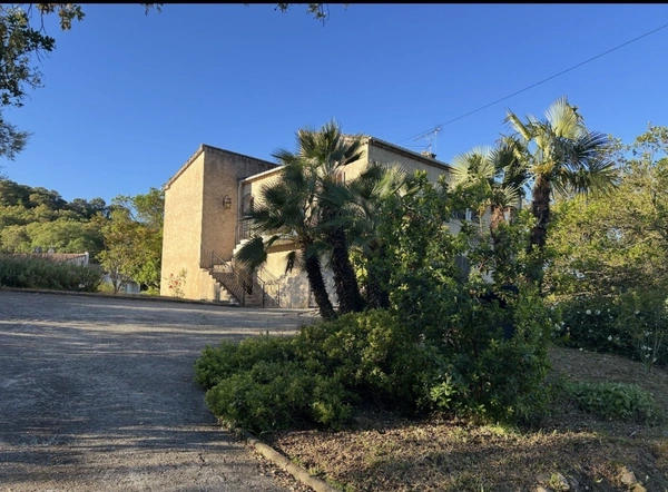 En CORSE, proche AJACCIO, aux portes du village d'AFA, grande maison familiale de 168m2,  terrain arborés de 2300 m2