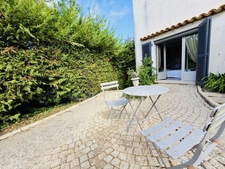 CAGNES SUR MER (06), Villa de caractère avec vue mer, piscine et jardin méditerranéen, quartier résidentiel calme