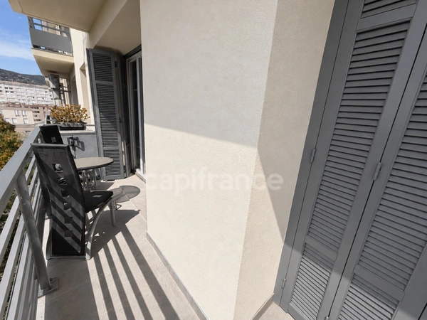  AJACCIO (20), appartement T4, proche centre ville, au sein d'une résidence avec parking, vue dégagée, cave...