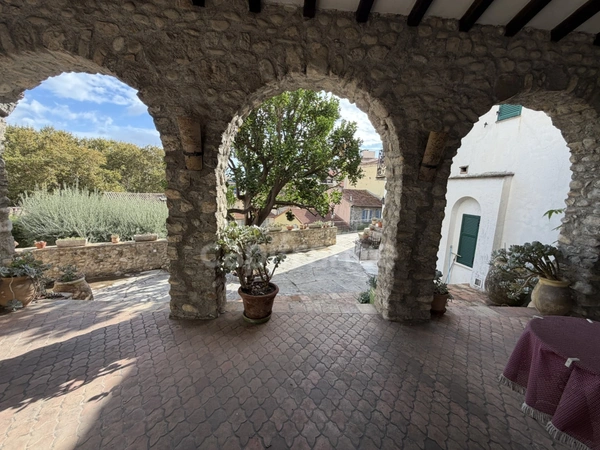 CAGNES SUR MER (06), maison 7 pièces avec patio, terrasses, jardin en centre ville