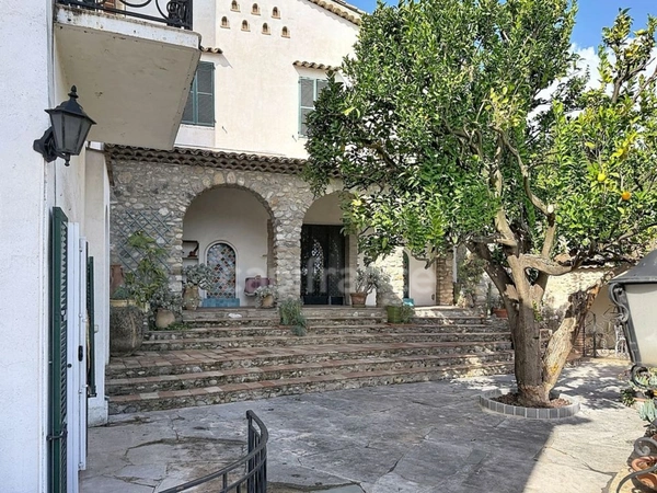 CAGNES SUR MER (06), maison 7 pièces avec patio, terrasses, jardin en centre ville