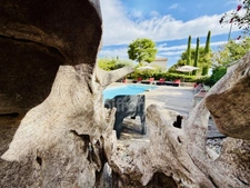 CAGNES SUR MER (06), Villa de caractère avec vue mer, piscine et jardin méditerranéen, quartier résidentiel calme