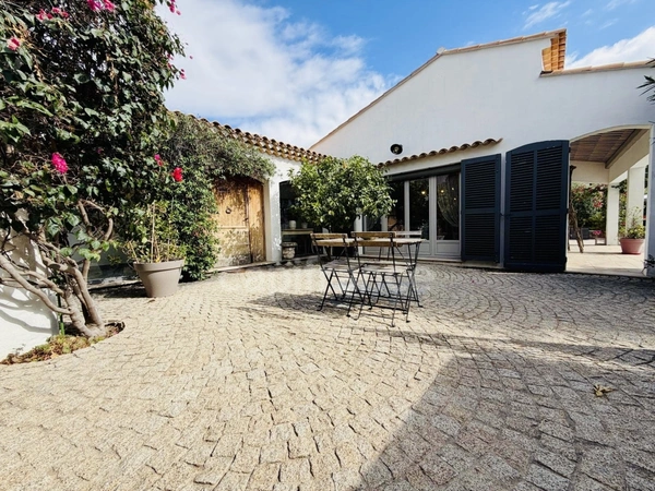 CAGNES SUR MER (06), Villa de caractère avec vue mer, piscine et jardin méditerranéen, quartier résidentiel calme