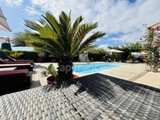CAGNES SUR MER (06), Villa de caractère avec vue mer, piscine et jardin méditerranéen, quartier résidentiel calme