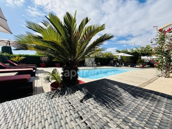 CAGNES SUR MER (06), Villa de caractère avec vue mer, piscine et jardin méditerranéen, quartier résidentiel calme