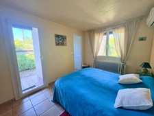 FREJUS (83– Villa de plain-pied de 170 m², 5 chambres, piscine et terrain de 1 100 m² – Exclusivité