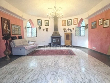 Maison de caractère atypique et unique de plain pied avec terrain arboré 