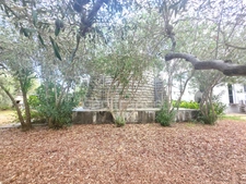 Maison de caractère atypique et unique de plain pied avec terrain arboré 