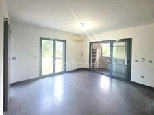 Maison de caractère atypique et unique de plain pied avec terrain arboré 