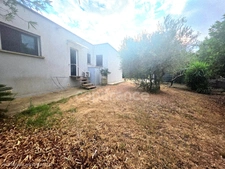 Maison de caractère atypique et unique de plain pied avec terrain arboré 
