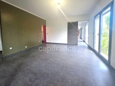 Maison de caractère atypique et unique de plain pied avec terrain arboré 