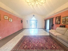 Maison de caractère atypique et unique de plain pied avec terrain arboré 