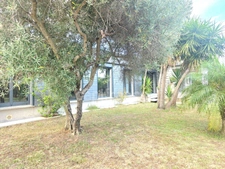 Maison de caractère atypique et unique de plain pied avec terrain arboré 