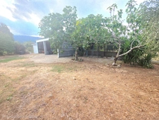 Maison de caractère atypique et unique de plain pied avec terrain arboré 