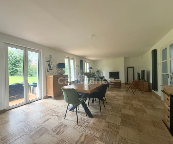 MAISON INDIVIDUELLE – 176 m² – 5 CHAMBRES – GRAND JARDIN 2 500 m² – DOUBLE GARAGE – ENVIRONNEMENT CALME 